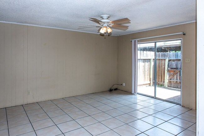 Building Photo - 1604 Cimmarron St