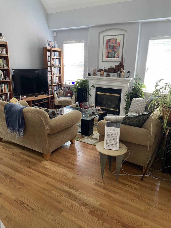 Building Photo - 2078 Red Oak Cir