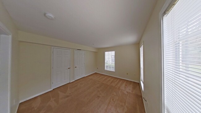 Building Photo - Spacious 4-Bedroom End-Unit Townhome in Ce...