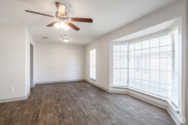 2HAB, 2BA - 1,453 ft² - Lux Estate
