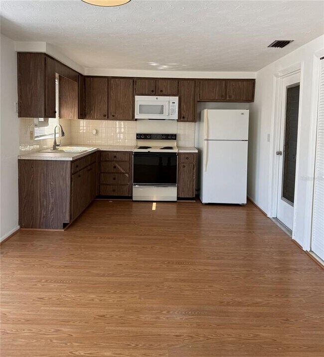 Foto del edificio - 3838 Beechwood Dr