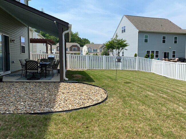 Foto del edificio - 10411 Porters Pond Ln NW