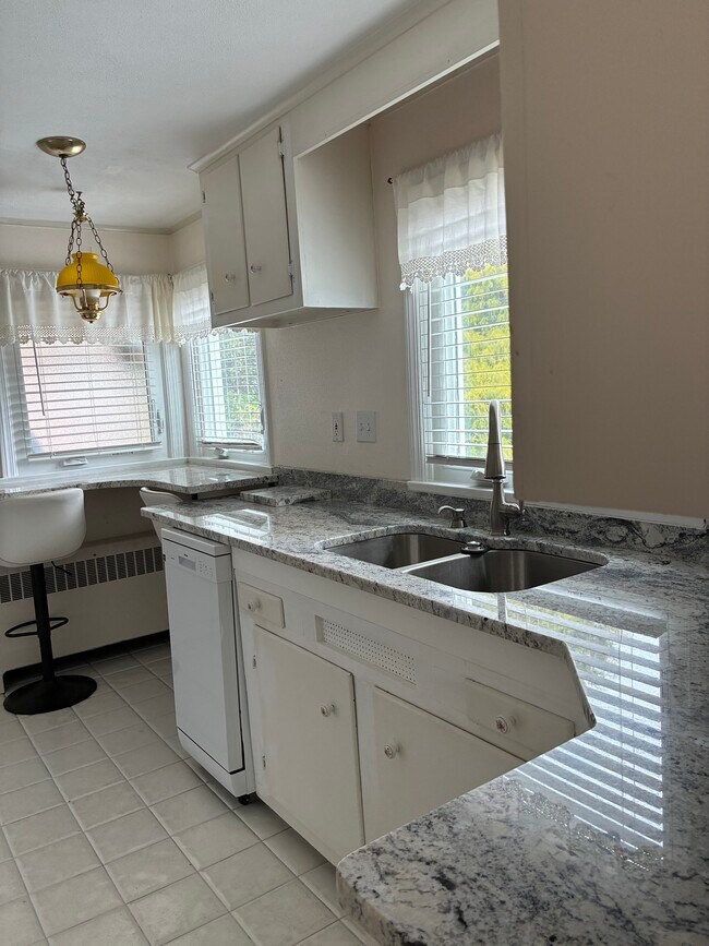 Cocina con encimera de granito - 197 Carter Ln