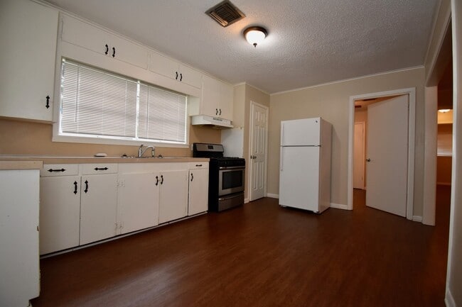 Building Photo - 3 Bedroom 1 Bath with lots of Updates!