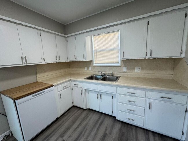 Foto del edificio - all Brand New 4 bed 1 bath converted garage, deck in back , large backyard in MWC!