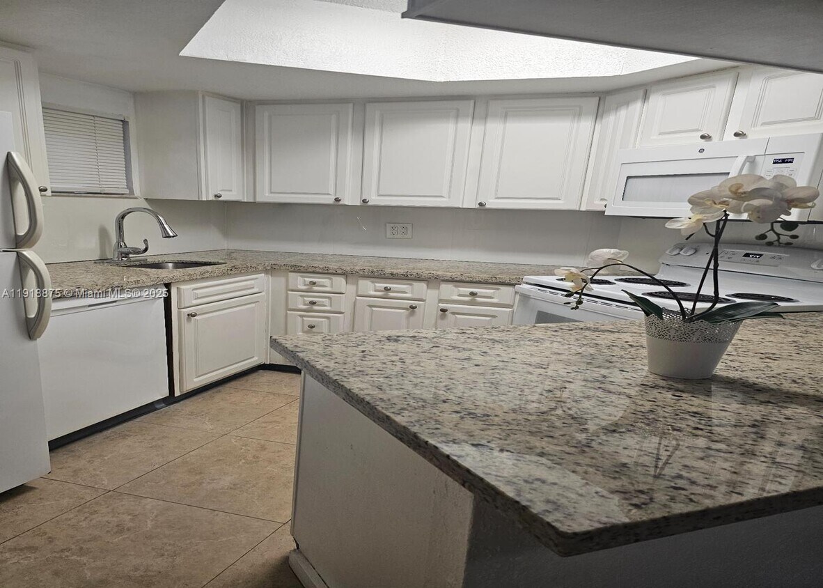 Foto principal - 8245 Lake Dr