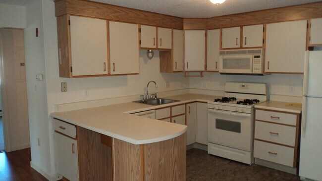 Building Photo - 2 New Haven Dr