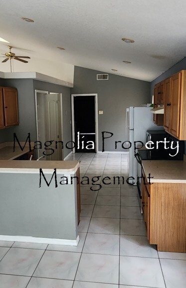 Building Photo - 2226 Rockwood Dr