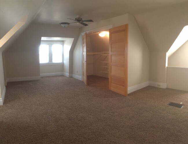 Building Photo - 442 Oneida St