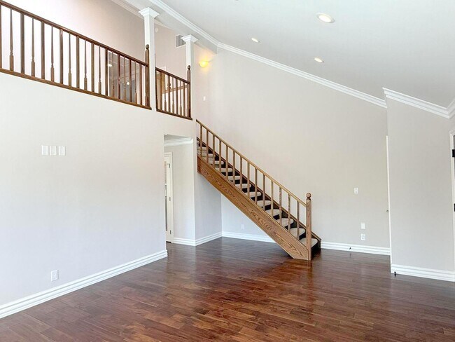 Foto del edificio - Highly upgraded ! Two Story Home With Prim...