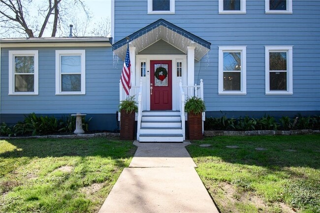 Building Photo - 307 Walnut Dr E