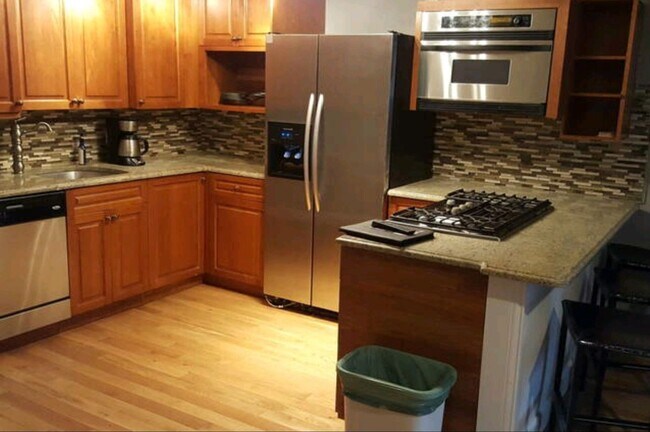 Building Photo - Charming 2BR Garden Unit in Near West Side