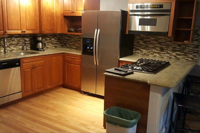 Foto del edificio - Charming 2BR Garden Unit in Near West Side