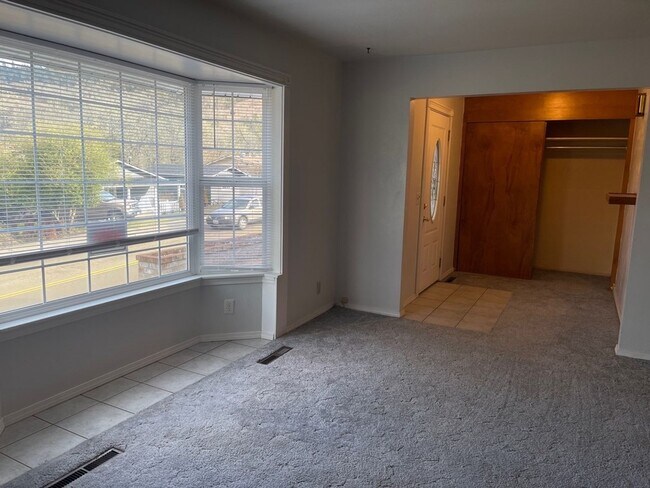 Building Photo - Large 3 bed 2 bath house