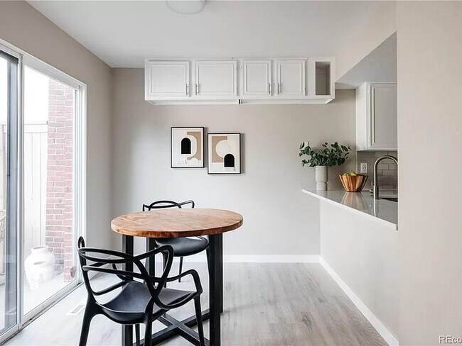 Foto del edificio - Beautifully Remodeled 3 bed, 3.5 Bath Town...