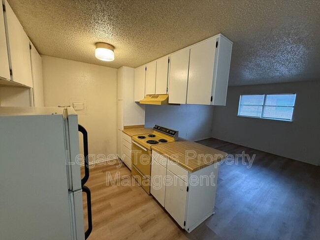 Building Photo - 1700 Short St