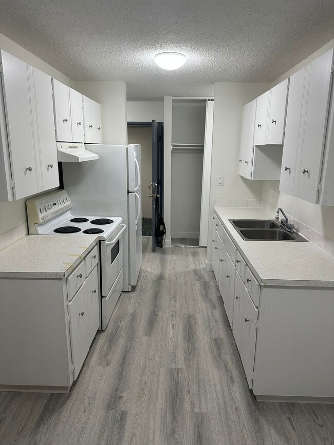 Building Photo - 4507-144 44 Ave