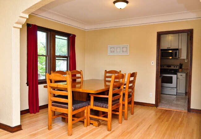 Building Photo - Spacious 3-Bed Duplex with Garage and 2 bathrooms in Minneapolis!