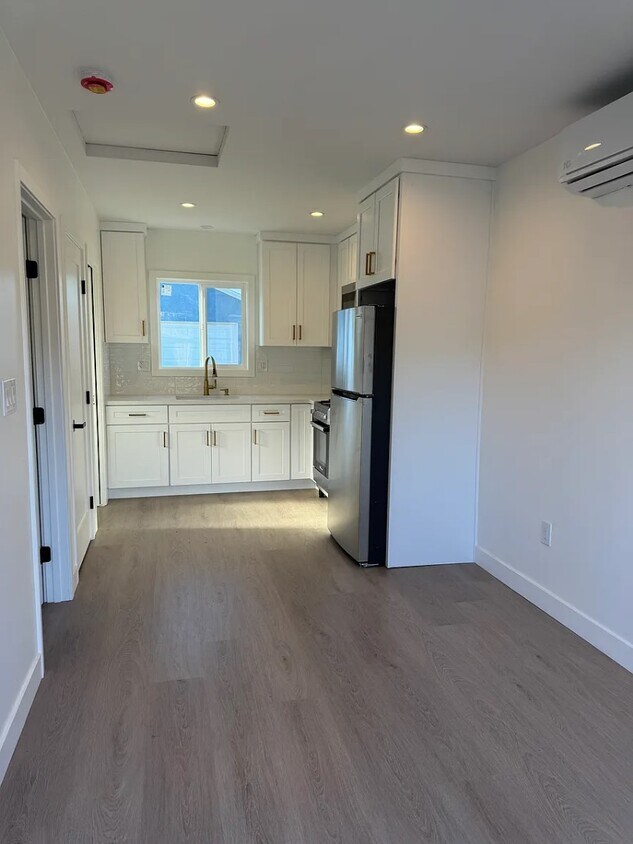 Foto principal - 10435 1/2 Somerset Blvd