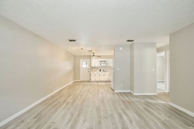 Building Photo - Beautifully Renovated 2-Bedroom Duplex nea...