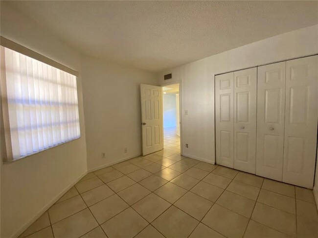 Foto del edificio - 4033 Lakeside Dr
