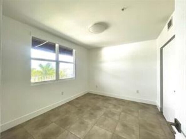 Building Photo - 3455 NE 5th Ave