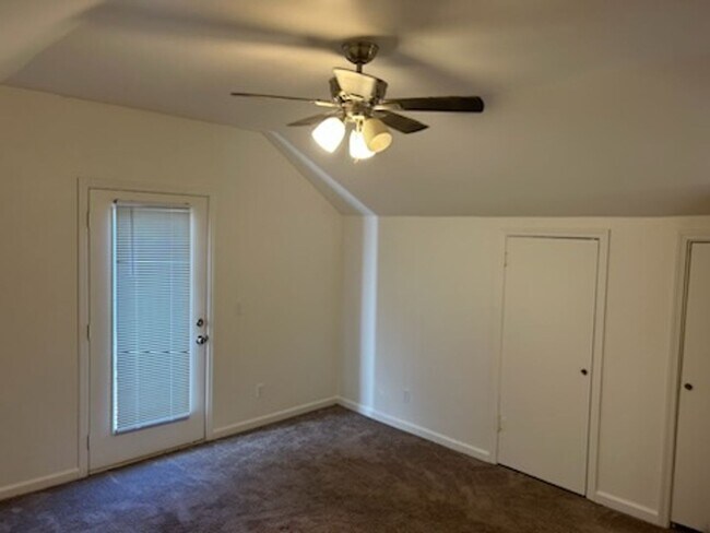 Building Photo - Loomis Home:  3 Bedroom / 2 Bathroom (2 St...