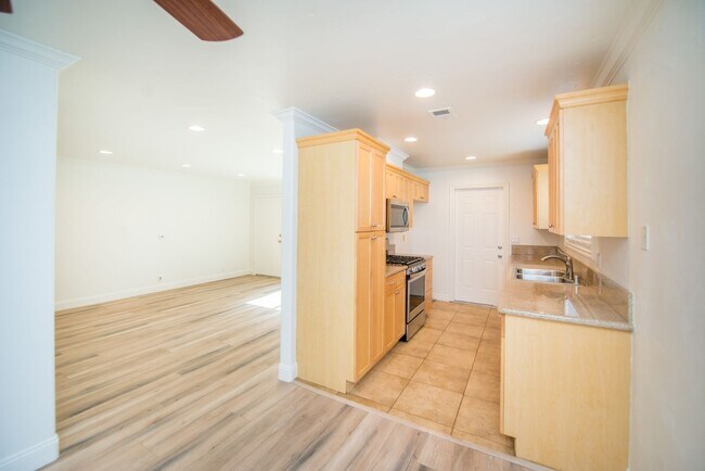 Foto del edificio - Sunny and Bright 3 Bedroom End Unit in Yorktown Villas Neighborhood