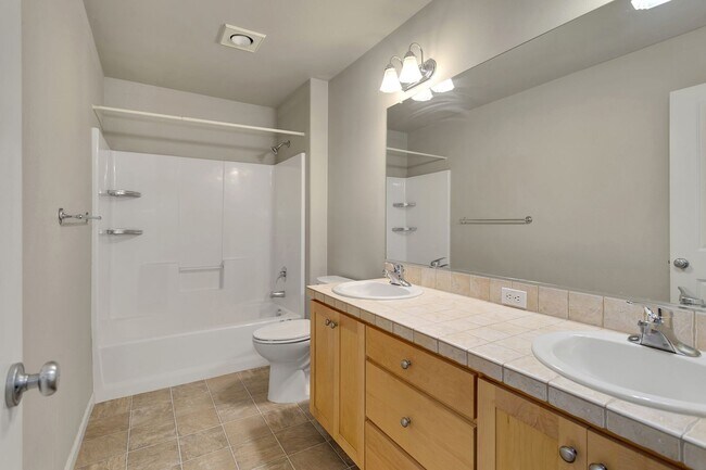 Foto del edificio - Fabulous 4BD/2.5BTH/2-Car Garage Renaissance Home in Rock Creek / Bethany area