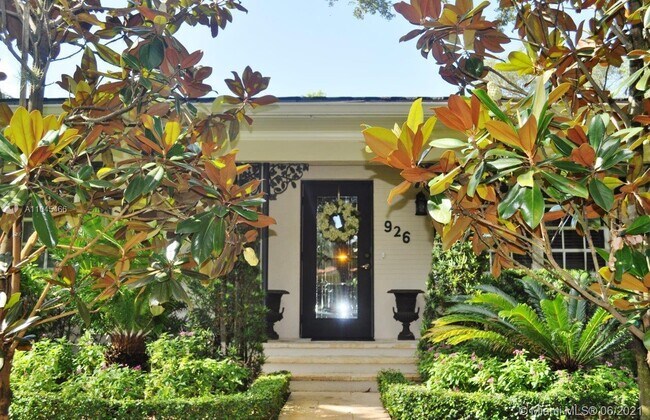 Foto del edificio - 926 Andalusia Ave