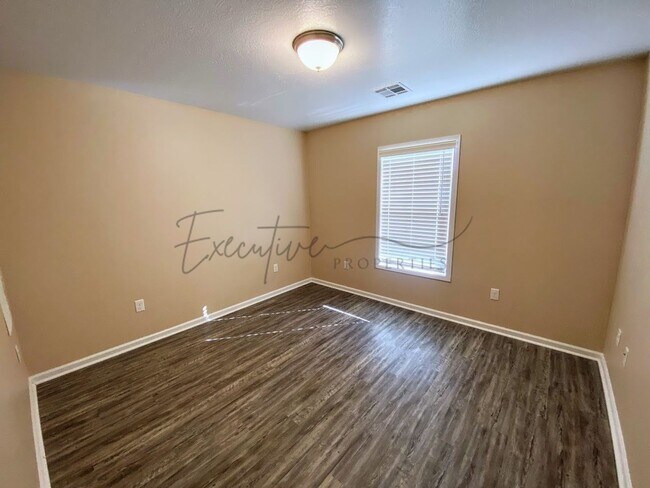 Foto del edificio - 308 E 1st St