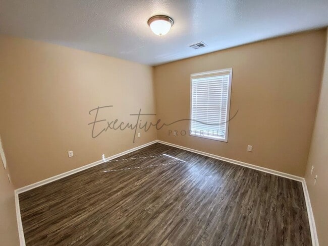 Building Photo - 308 E 1st St