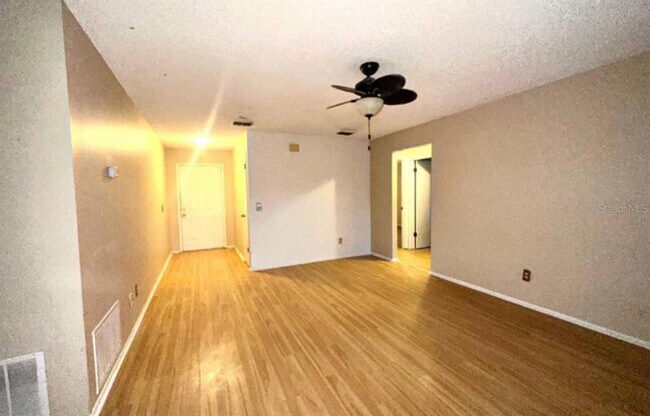 Foto del edificio - 8130 Rolling Log Dr