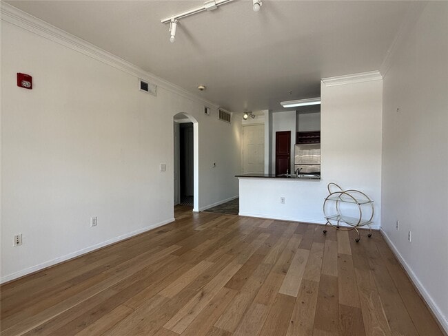 Building Photo - 7575 Kirby Dr