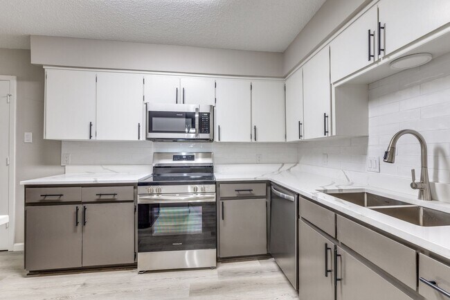 Building Photo - NEWLY RENOVATED • Stunning 3 Bedroom Duplex