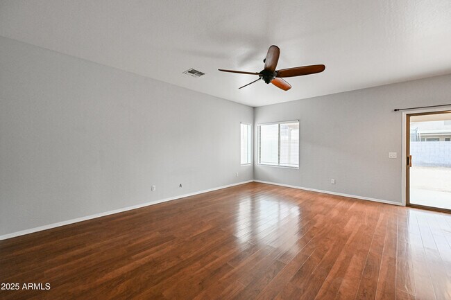 Foto del edificio - 10950 W Royal Palm Rd
