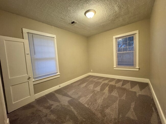 Building Photo - Spacious Home in Newton - 2 Bed/1 bath *Op...