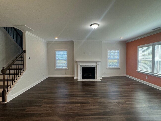 Building Photo - Spacious 5 Bed, 4 Bath Single Family home ...