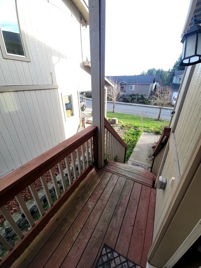 Foto del edificio - Large 4 Bed Split, Available Now! Pets Okay!