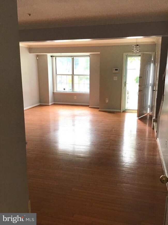 Building Photo - 115 College Station Dr