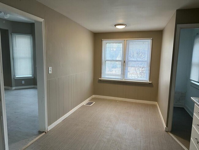 Building Photo - 806 N Locust St