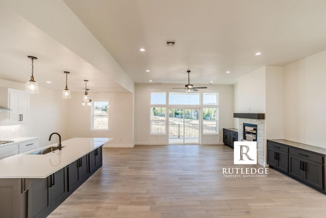 Building Photo - East Medford Cedar Links Living