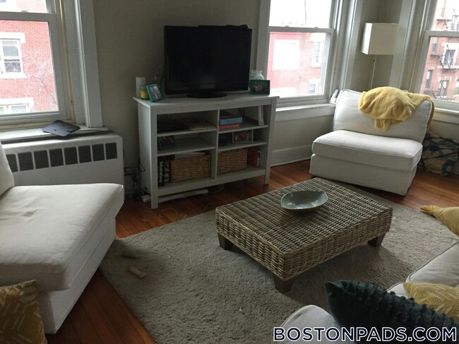 Building Photo - 435 Hanover St