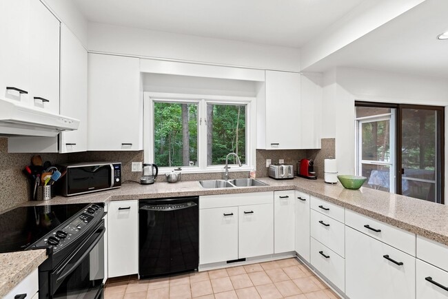 Building Photo - Gorgeous Home in Ironwoods Neighborhood Chapel Hill