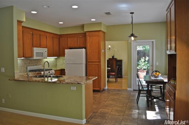 Building Photo - Comfortable Contemporary  Furnished home