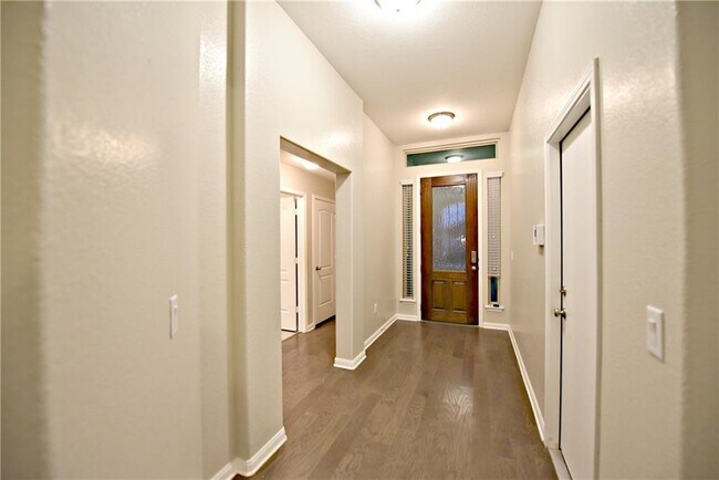 Foto del edificio - 2417 Muzzie Ln