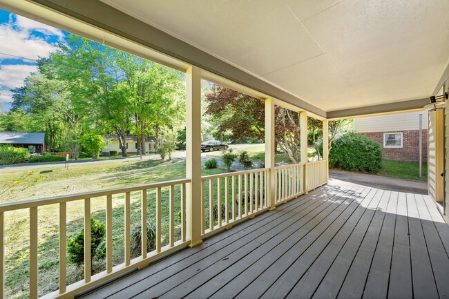 Building Photo - Adorable 3 BD/2.5 BA Hillsborough Home!