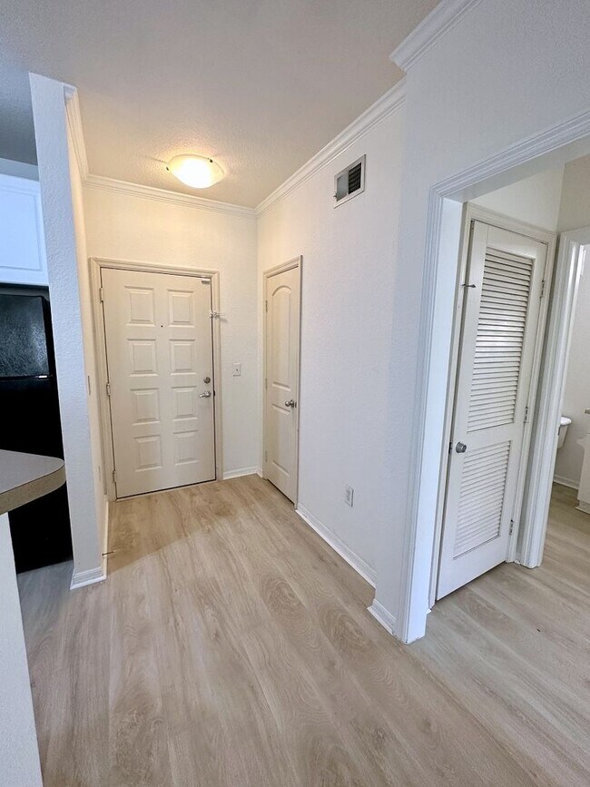 Building Photo - Great South Tampa 1BR/1BA  3rd floor condo...