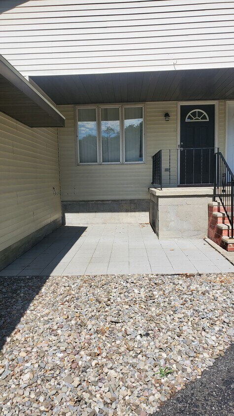 Entrance and Patio Area - 2925 Hamburg St
