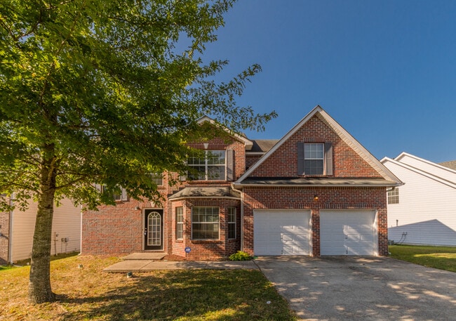 Building Photo - Spacious 4 bedroom 2.5 bath